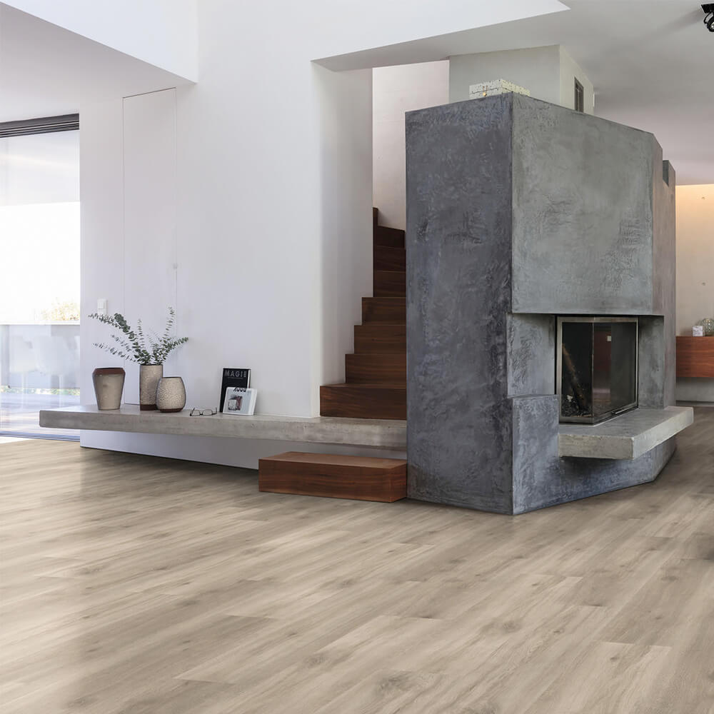 modernes interieur, kamin, beton-kamin, holztreppen, leichte holzboden