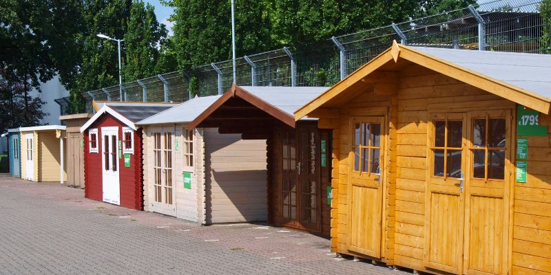Im Vordergrund sind viele verschiedene, bunte Gartenhäuser