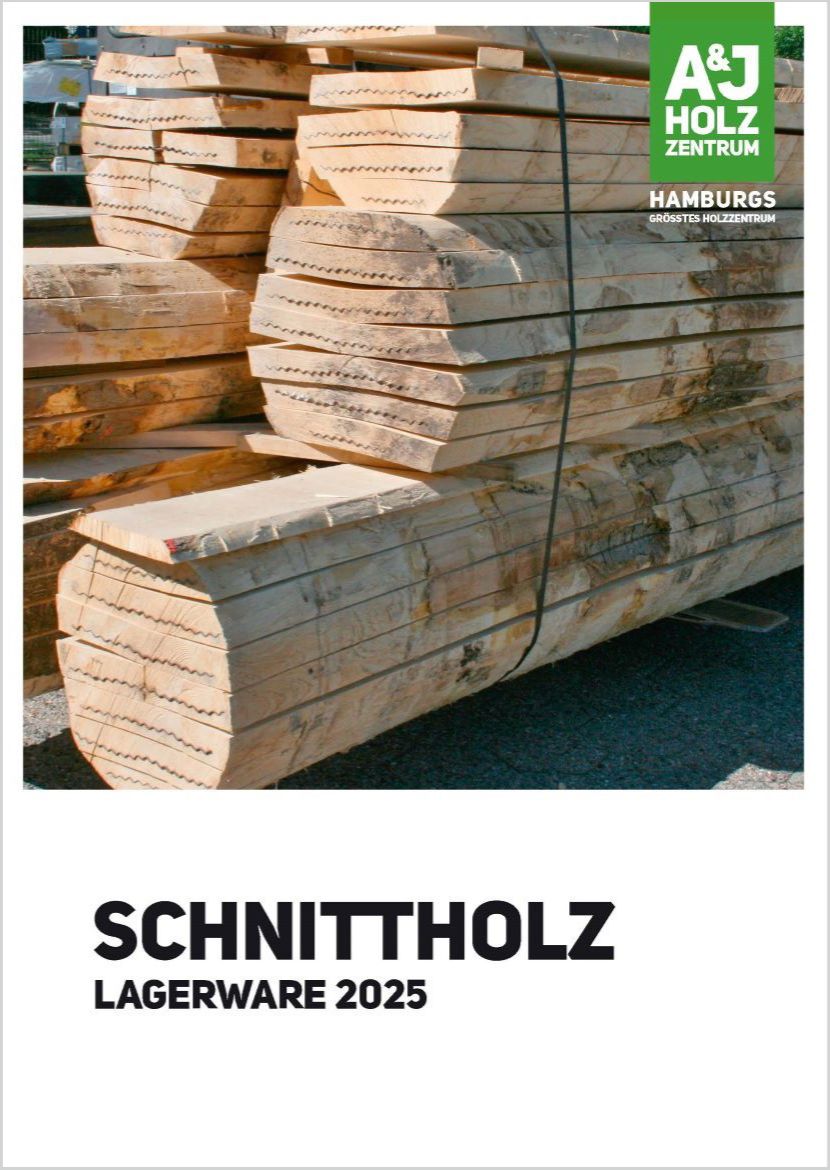 Titelbild vom A&J Katalog: Schnittholz Lagerware – Blick auf einen Stabel längs aufgeschnittene Baumstämme