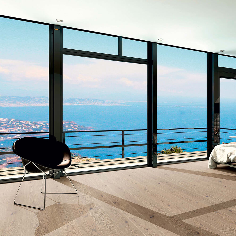 großer balkon, panoramablick, glasfassade, holzfußboden, modernes zimmer