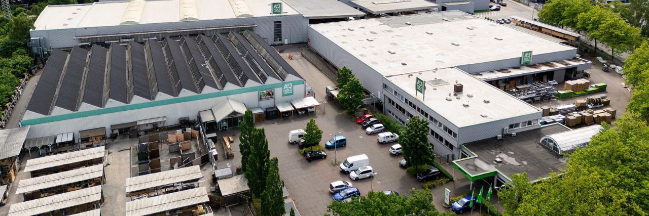 Luftbild vom A&J Gelände: Fachmarkt, Ausstellung und Parkplatz sind von oben zu sehen