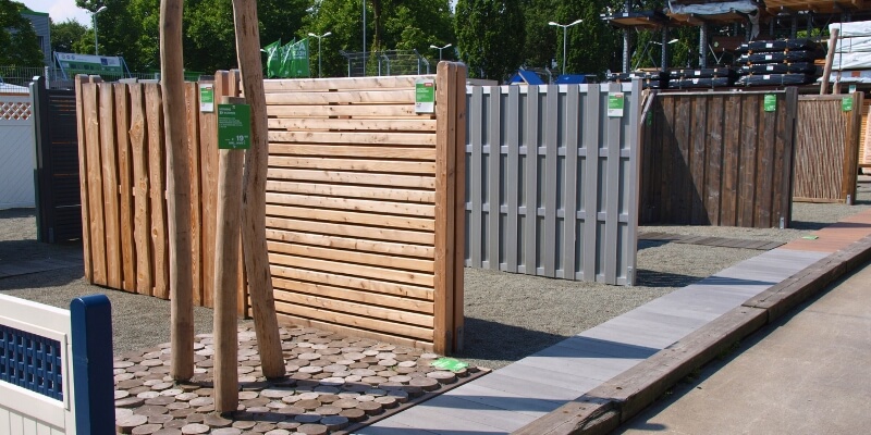 Im Vordergrund sind Sichtschutze in verschiedenen Farben zu erkennen