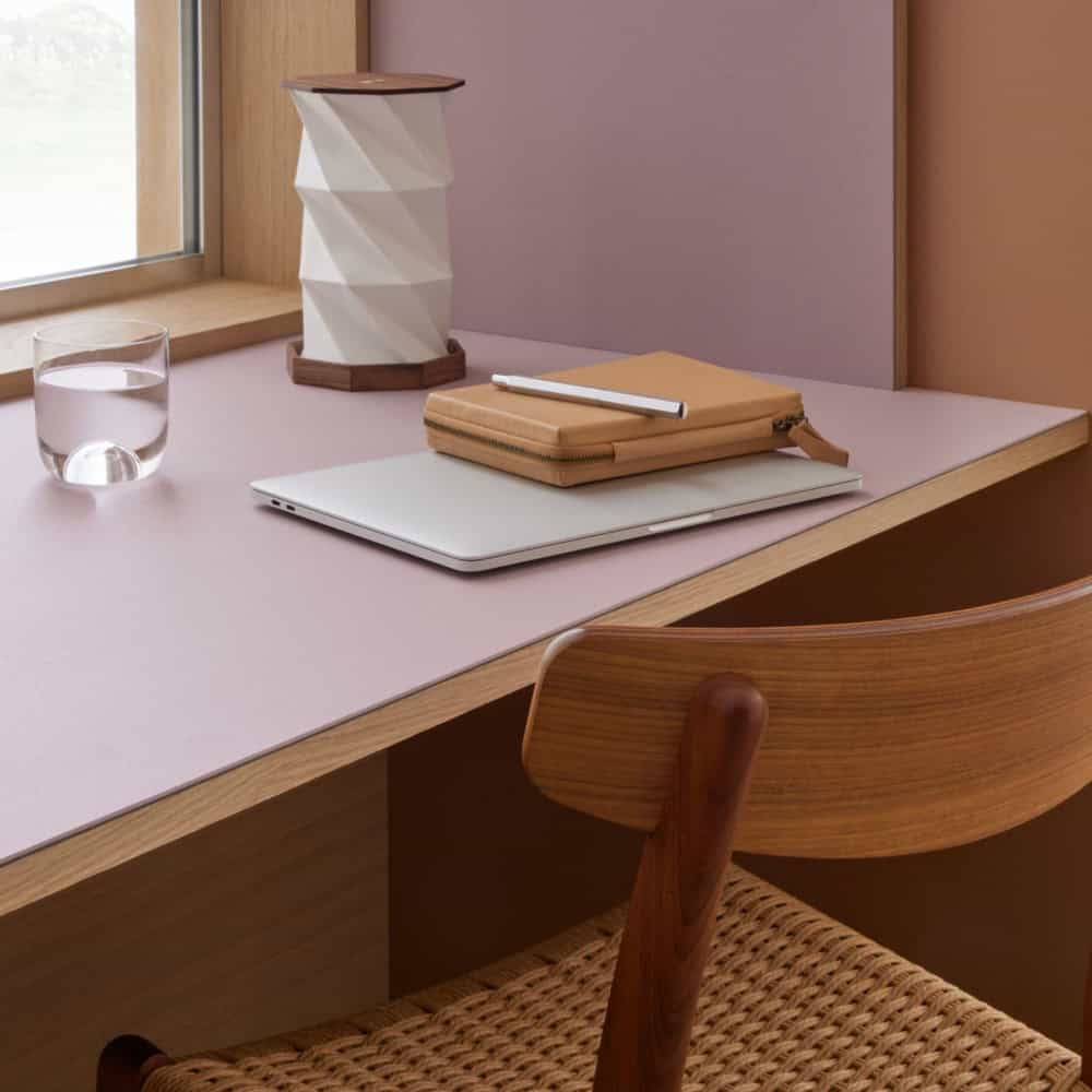 schreibtisch, lampe, notizbuch, glas, stuhl