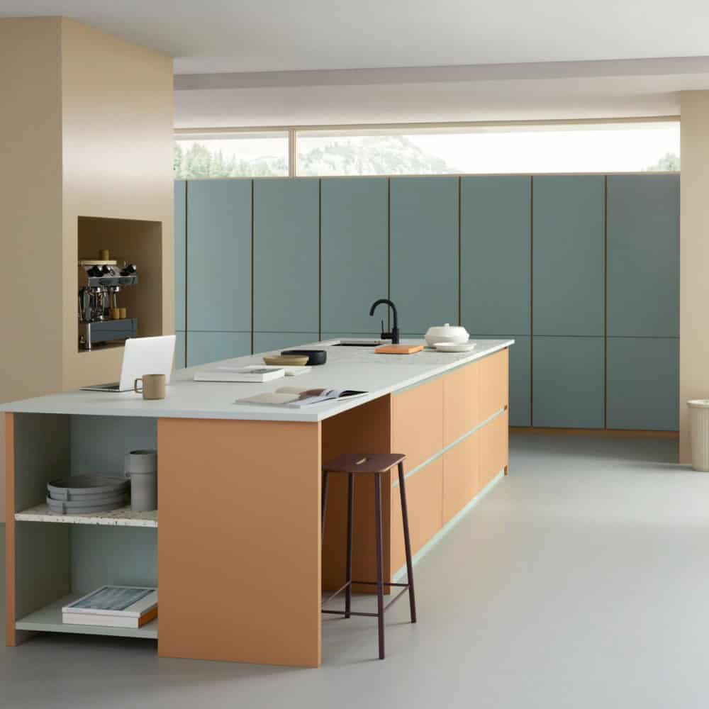 Küche, Kücheninsel, Küchenschränke, Arbeitsplatte, Stuhl