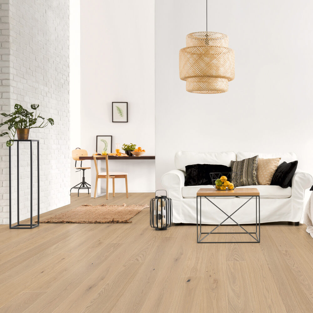 Wohnzimmer, Sofa, Kaffeetisch, Holzboden, Lichter/Lampenschirm