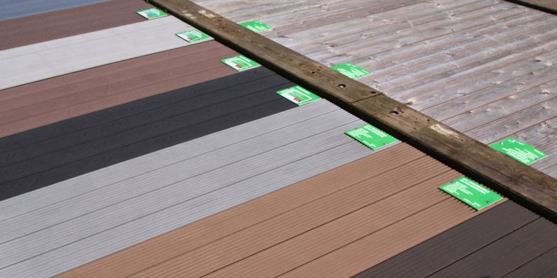 Im Vordergrund sind viele verschiedene, bunte Terrassendielen