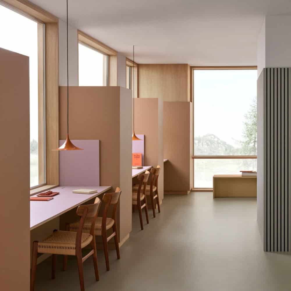 Arbeitsstation, Arbeitsplätze, Raumteiler, Hängelampe, Fensterbereich